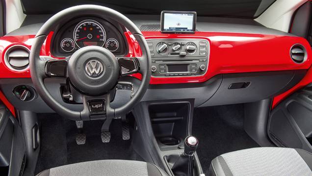 RED UP!: Velocímetro, conta-giros e indicador de combustível | <a href="https://quatrorodas.abril.com.br/carros/testes/volkswagen-up-773936.shtml" rel="migration">Leia mais</a>