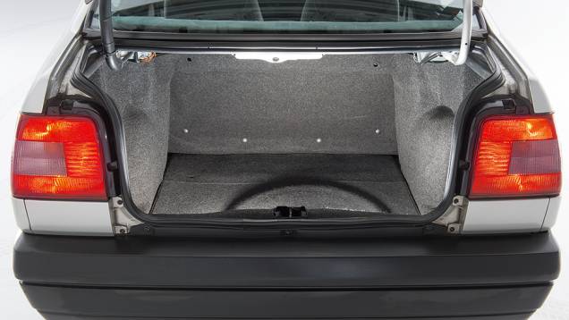 Porta-malas acondicionava 413 litros de bagagem | <a href="https://quatrorodas.abril.com.br/carros/classicos-brasileiros/fiat-tempra-2p-778240.shtml" rel="migration">Leia mais</a> Porta-malas acondicionava 413 litros de bagagem | <a href="https://quatrorodas.abril.com.br/carros/classicos-brasileiros/fiat-tempra-2p-778240.shtml" rel="migration">Leia mais</a>