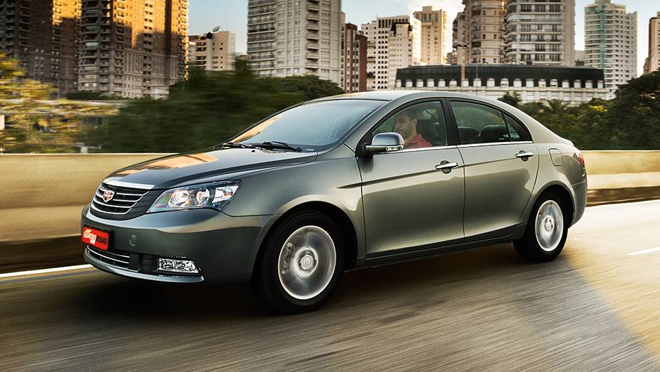 Os far&oacute;is do sed&atilde; s&atilde;o duplos com bloco el&iacute;ptico e t&ecirc;m regulagem de altura | <a href="https://quatrorodas.abril.com.br/carros/testes/geely-ec7-1-8-gs-780443.shtml" rel="migration">Leia mais</a>