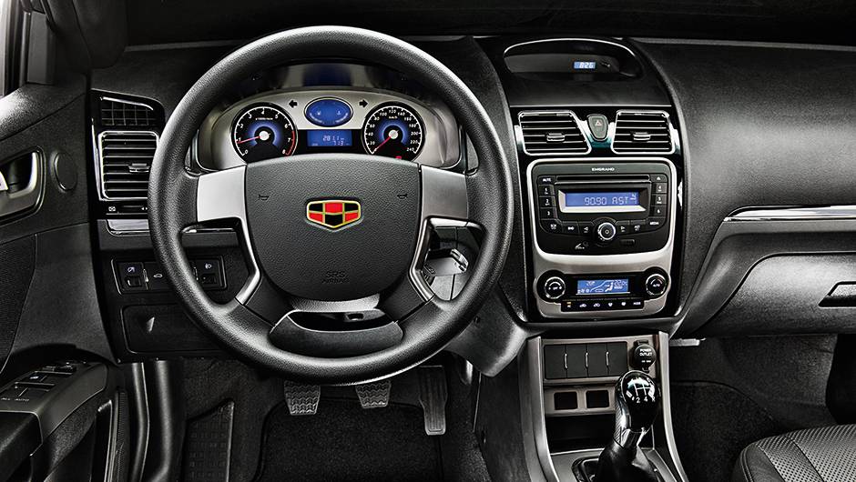 Acabamento tem detalhes em preto brilhante e cinza (tit&acirc;nio). Volante &eacute; ajust&aacute;vel em altura | <a href="https://quatrorodas.abril.com.br/carros/testes/geely-ec7-1-8-gs-780443.shtml" rel="migration">Leia mais</a>