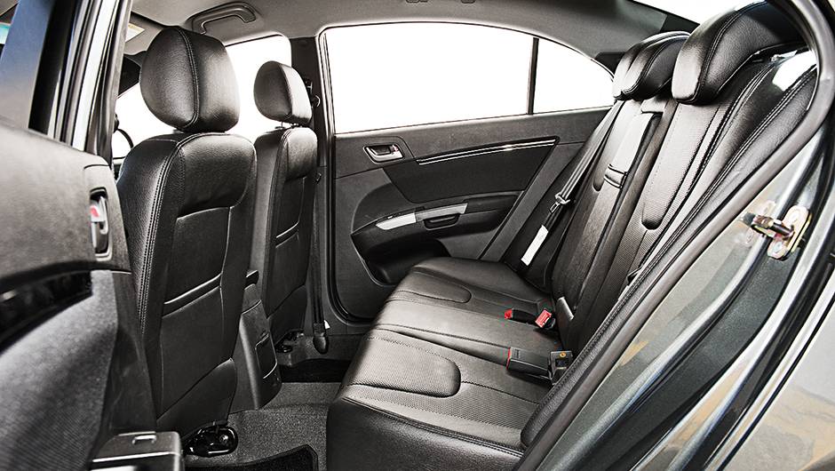 Atr&aacute;s, h&aacute; cinto de tr&ecirc;s pontos para todos os ocupantes | <a href="https://quatrorodas.abril.com.br/carros/testes/geely-ec7-1-8-gs-780443.shtml" rel="migration">Leia mais</a>