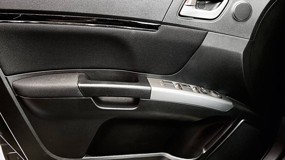 Aplique de tecido &eacute; exclusivo da vers&atilde;o &agrave; venda no Brasil | <a href="https://quatrorodas.abril.com.br/carros/testes/geely-ec7-1-8-gs-780443.shtml" rel="migration">Leia mais</a>