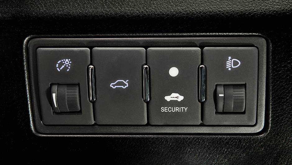O porta-malas possui abertura interna el&eacute;trica e... | <a href="https://quatrorodas.abril.com.br/carros/testes/geely-ec7-1-8-gs-780443.shtml" rel="migration">Leia mais</a>