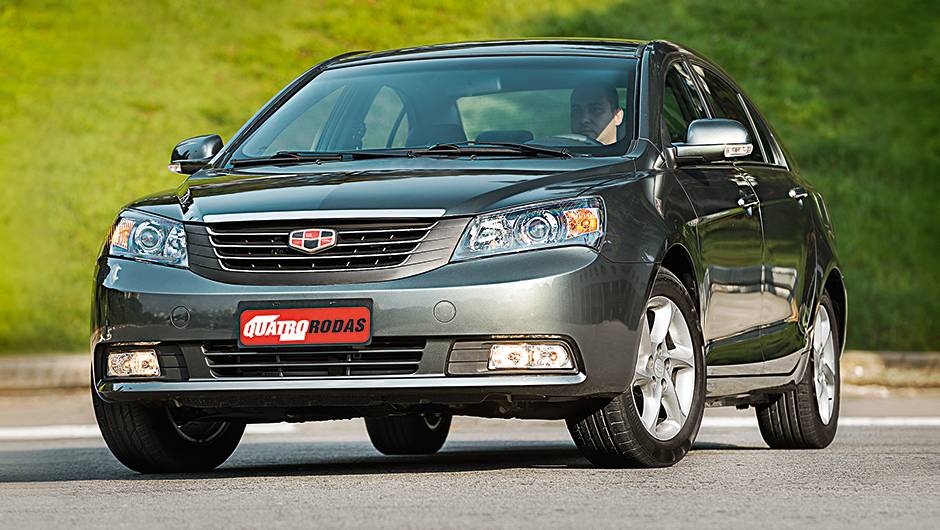EC7 vem com rodas de alum&iacute;nio aro 16 e pneus 215/55 R60 | <a href="https://quatrorodas.abril.com.br/carros/testes/geely-ec7-1-8-gs-780443.shtml" rel="migration">Leia mais</a>