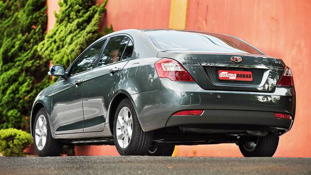 Recorte do porta-malas lembra Mercedes Classe S | <a href="https://quatrorodas.abril.com.br/carros/testes/geely-ec7-1-8-gs-780443.shtml" rel="migration">Leia mais</a> Recorte do porta-malas lembra Mercedes Classe S | <a href="https://quatrorodas.abril.com.br/carros/testes/geely-ec7-1-8-gs-780443.shtml" rel="migration">Leia mais</a>
