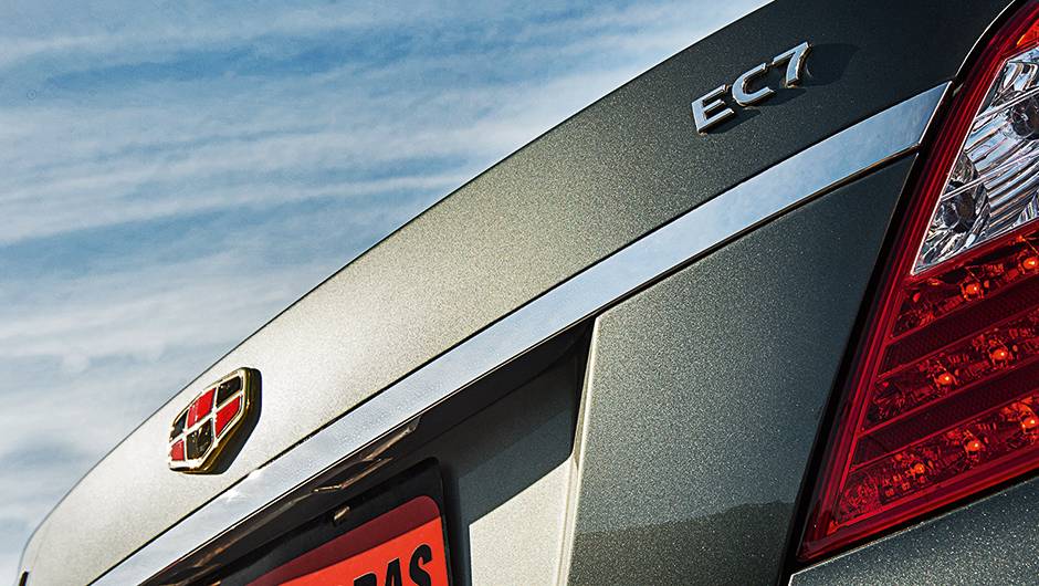 O friso cromado horizontal d&aacute; a sensa&ccedil;&atilde;o de maior largura &agrave; traseira | <a href="https://quatrorodas.abril.com.br/carros/testes/geely-ec7-1-8-gs-780443.shtml" rel="migration">Leia mais</a>