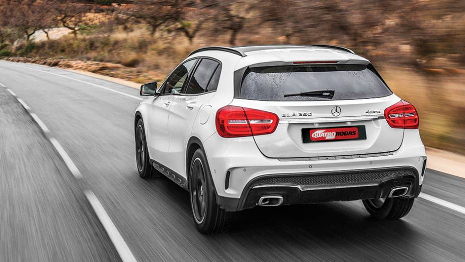 Apesar de perfil SUV, ele é só 1 cm mais alto que um Focus | <a href="https://quatrorodas.abril.com.br/carros/impressoes/mercedes-benz-gla-250-779014.shtml" rel="migration">Leia mais</a>