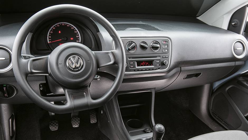 Take Up! vem com o essencial. Sistema de som &eacute; opcional | <a href="https://quatrorodas.abril.com.br/carros/comparativos/hatches-compactos-entrada-779938.shtml" rel="migration">Leia mais</a>