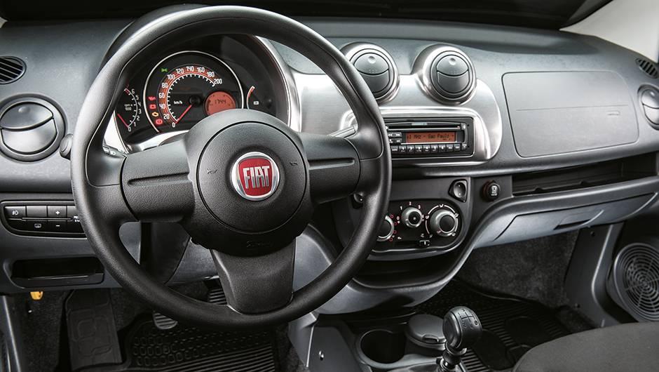 Posi&ccedil;&atilde;o de dirigir no Uno &eacute; elevada e agrada pela ergonomia | <a href="https://quatrorodas.abril.com.br/carros/comparativos/hatches-compactos-entrada-779938.shtml" rel="migration">Leia mais</a>