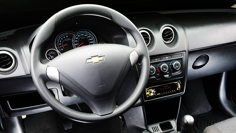 Volante do Celta est&aacute; desalinhado em rela&ccedil;&atilde;o ao assento | <a href="https://quatrorodas.abril.com.br/carros/comparativos/hatches-compactos-entrada-779938.shtml" rel="migration">Leia mais</a>