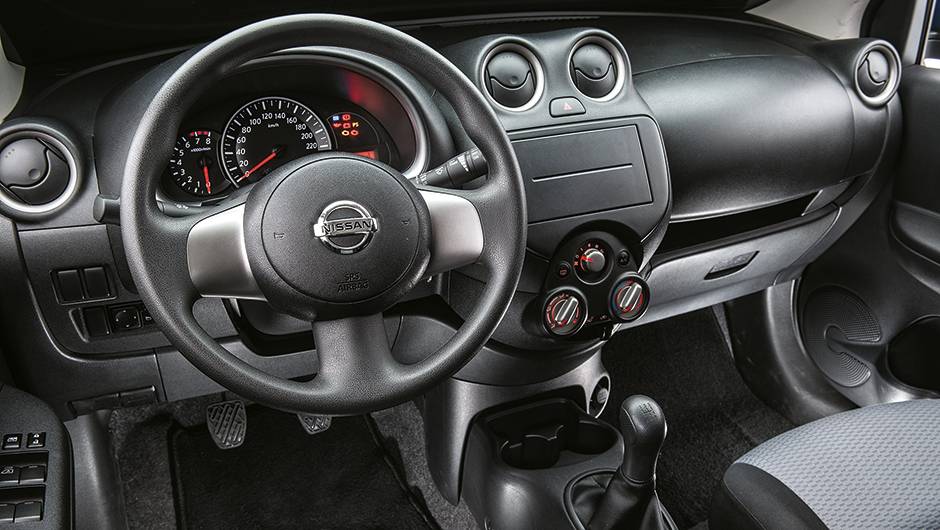 Dire&ccedil;&atilde;o el&eacute;trica &eacute; de s&eacute;rie. Qualidade dos pl&aacute;sticos agrada | <a href="https://quatrorodas.abril.com.br/carros/comparativos/hatches-compactos-entrada-779938.shtml" rel="migration">Leia mais</a>