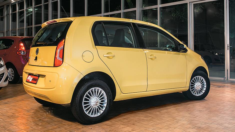 Janela traseira do Up! brasileiro abre-se verticalmente. No europeu, &eacute; basculante. Sensor de r&eacute; &eacute; de s&eacute;rie a partir da vers&atilde;o High Up! | <a href="https://quatrorodas.abril.com.br/carros/comparativos/hatches-compactos-779934.shtml" rel="migration">Leia mais</a>