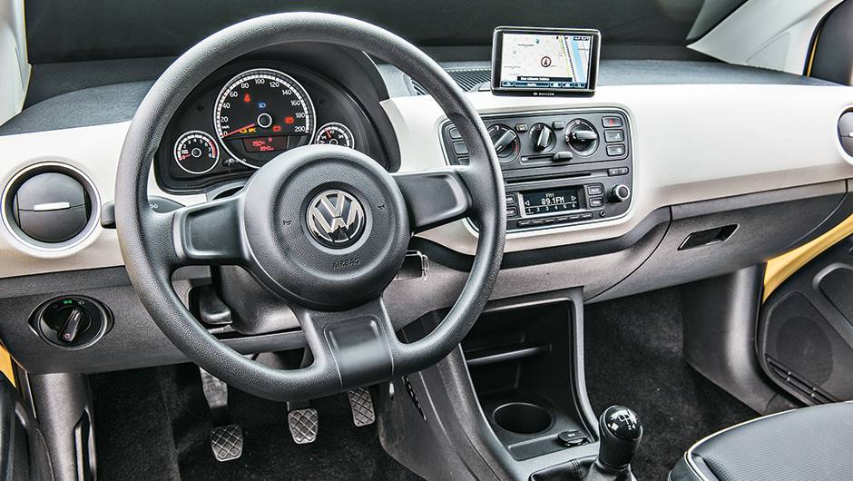 Difusor de ar central &eacute; fixo. Maps & more &eacute; item opcional | <a href="https://quatrorodas.abril.com.br/carros/comparativos/hatches-compactos-779934.shtml" rel="migration">Leia mais</a>