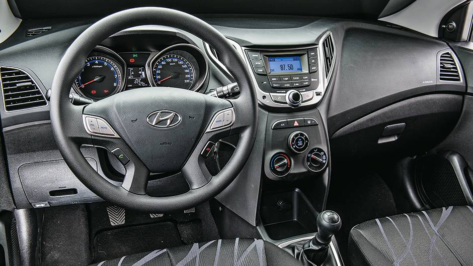 Som opcional tem comandos no volante, mas sem CD player | <a href="https://quatrorodas.abril.com.br/carros/comparativos/hatches-compactos-779934.shtml" rel="migration">Leia mais</a>