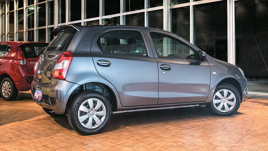 Gosto se discute e o Etios fica em &uacute;ltimo nesse quesito. &Eacute; robusto e bem-constru&iacute;do, mas as pe&ccedil;as met&aacute;licas s&atilde;o simpl&oacute;rias, sem acabamento | <a href="https://quatrorodas.abril.com.br/carros/comparativos/hatches-compactos-779934.shtml" rel="migration">Leia mais</a>