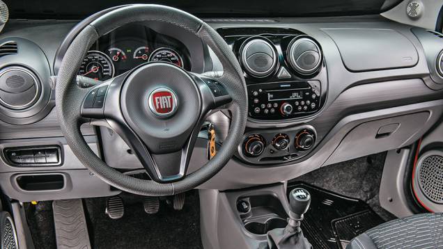 Volante multifuncional e som estão entre os opcionais | <a href="https://quatrorodas.abril.com.br/carros/comparativos/hatches-compactos-779934.shtml" rel="migration">Leia mais</a> Volante multifuncional e som estão entre os opcionais | <a href="https://quatrorodas.abril.com.br/carros/comparativos/hatches-compactos-779934.shtml" rel="migration">Leia mais</a>