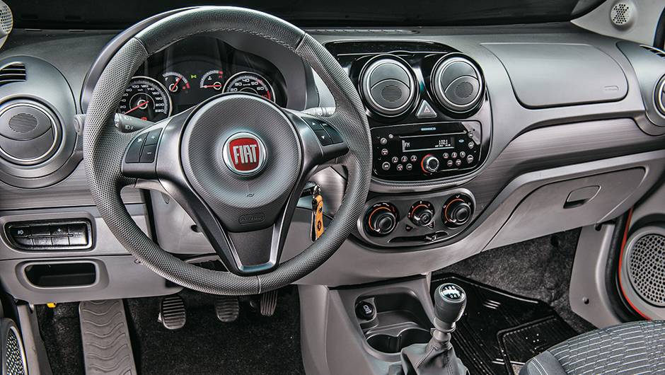 Volante multifuncional e som est&atilde;o entre os opcionais | <a href="https://quatrorodas.abril.com.br/carros/comparativos/hatches-compactos-779934.shtml" rel="migration">Leia mais</a>