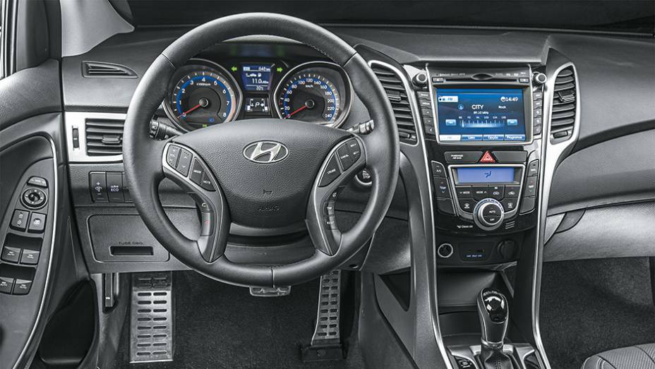 Iluminação azul toma conta da cabine | <a href="http://quatrorodas.abril.com.br/carros/impressoes/hyundai-i30-1-8-779010.shtml" rel="migration">Leia mais</a>