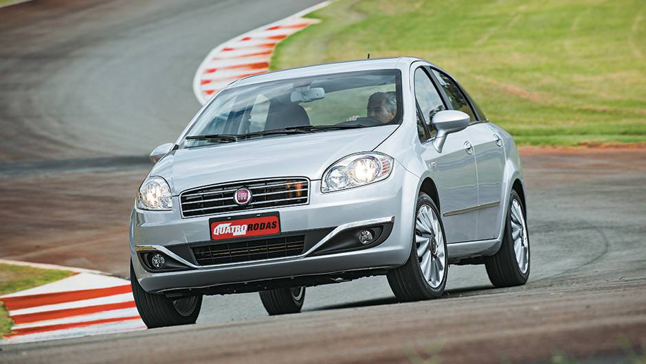 Nova grade e friso cromado curvo no para-choque | <a href="https://quatrorodas.abril.com.br/carros/impressoes/fiat-linea-essence-2015-777585.shtml" rel="migration">Leia mais</a>