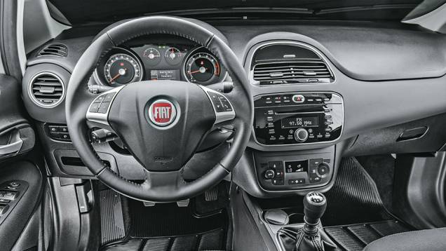 Meio do painel não está mais ligado aos instrumentos | <a href="https://quatrorodas.abril.com.br/carros/impressoes/fiat-linea-essence-2015-777585.shtml" rel="migration">Leia mais</a> Meio do painel não está mais ligado aos instrumentos | <a href="https://quatrorodas.abril.com.br/carros/impressoes/fiat-linea-essence-2015-777585.shtml" rel="migration">Leia mais</a>