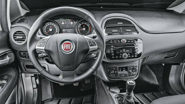 Meio do painel não está mais ligado aos instrumentos | <a href="https://quatrorodas.abril.com.br/carros/impressoes/fiat-linea-essence-2015-777585.shtml" rel="migration">Leia mais</a>