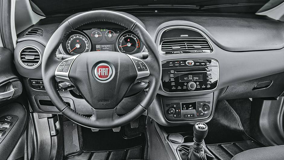 Meio do painel n&atilde;o est&aacute; mais ligado aos instrumentos | <a href="https://quatrorodas.abril.com.br/carros/impressoes/fiat-linea-essence-2015-777585.shtml" rel="migration">Leia mais</a>