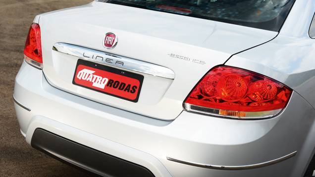 Placa subiu do para-choque para a tampa traseira | <a href="https://quatrorodas.abril.com.br/carros/impressoes/fiat-linea-essence-2015-777585.shtml" rel="migration">Leia mais</a> Placa subiu do para-choque para a tampa traseira | <a href="https://quatrorodas.abril.com.br/carros/impressoes/fiat-linea-essence-2015-777585.shtml" rel="migration">Leia mais</a>