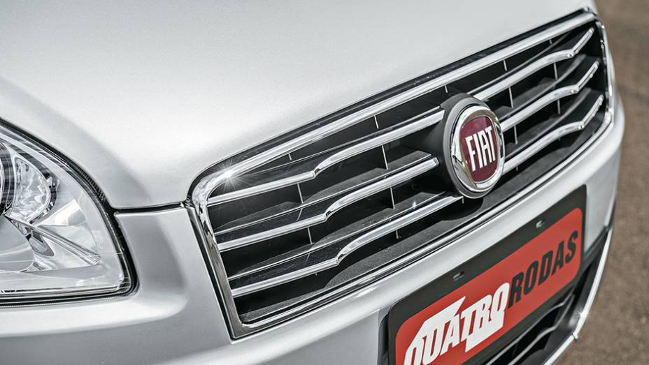 Grade ganhou desenho com curvatura no centro | <a href="https://quatrorodas.abril.com.br/carros/impressoes/fiat-linea-essence-2015-777585.shtml" rel="migration">Leia mais</a>