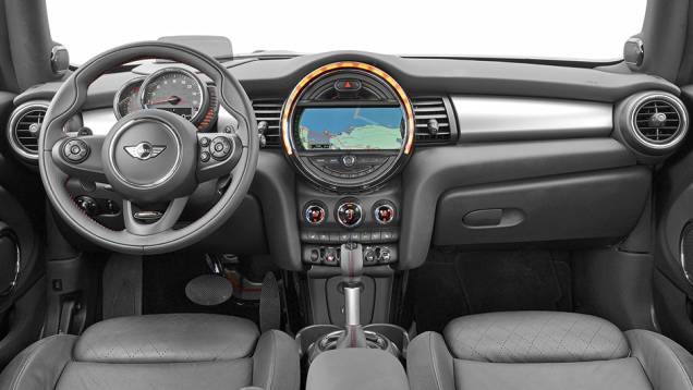 Saídas de ar circulares em volta do mostrador central deram lugar a discretos modelos retangulares | <a href="https://quatrorodas.abril.com.br/carros/impressoes/mini-cooper-s-779912.shtml" rel="migration">Leia mais</a> Saídas de ar circulares em volta do mostrador central deram lugar a discretos modelos retangulares | <a href="https://quatrorodas.abril.com.br/carros/impressoes/mini-cooper-s-779912.shtml" rel="migration">Leia mais</a>