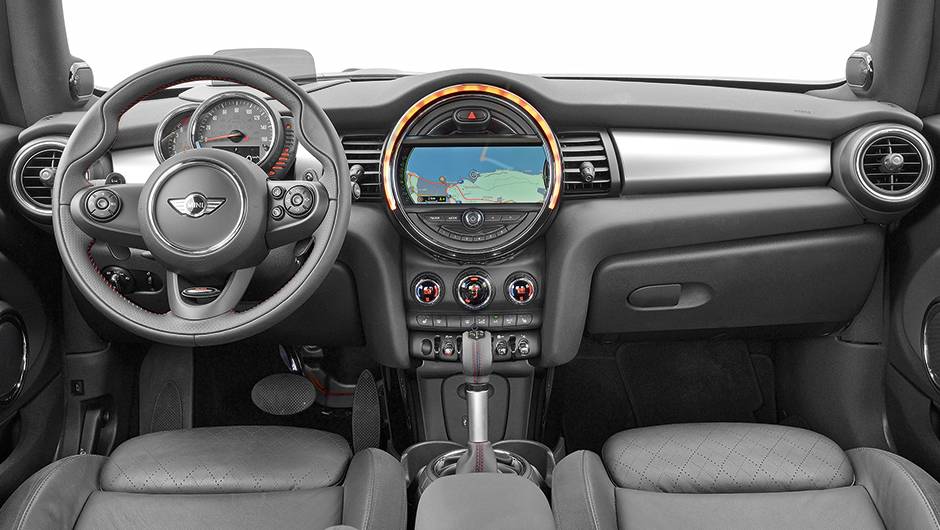 Sa&iacute;das de ar circulares em volta do mostrador central deram lugar a discretos modelos retangulares | <a href="https://quatrorodas.abril.com.br/carros/impressoes/mini-cooper-s-779912.shtml" rel="migration">Leia mais</a>
