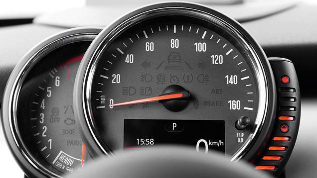 Velocímetro passou para trás do volante | <a href="https://quatrorodas.abril.com.br/carros/impressoes/mini-cooper-s-779912.shtml" rel="migration">Leia mais</a> Velocímetro passou para trás do volante | <a href="https://quatrorodas.abril.com.br/carros/impressoes/mini-cooper-s-779912.shtml" rel="migration">Leia mais</a>