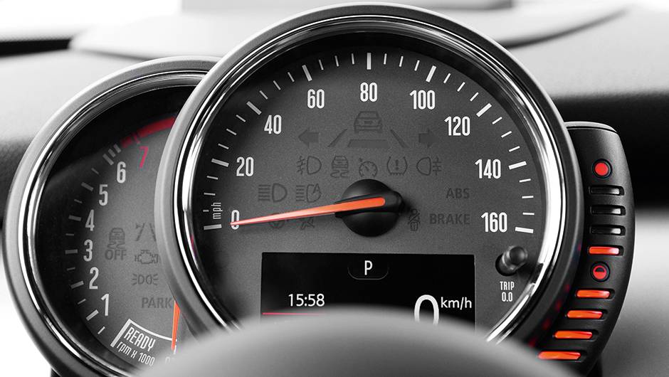 Veloc&iacute;metro passou para tr&aacute;s do volante | <a href="https://quatrorodas.abril.com.br/carros/impressoes/mini-cooper-s-779912.shtml" rel="migration">Leia mais</a>