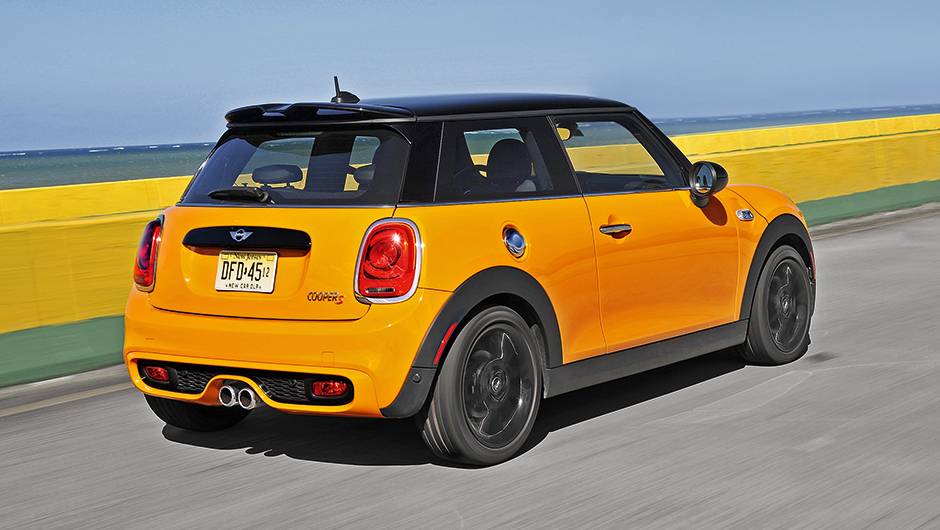 A altera&ccedil;&atilde;o externa mais evidente &eacute; na traseira: lanternas mais "gordinhas" e logotipo dentro da r&eacute;gua sobre a placa | <a href="https://quatrorodas.abril.com.br/carros/impressoes/mini-cooper-s-779912.shtml" rel="migration">Leia mais</a>