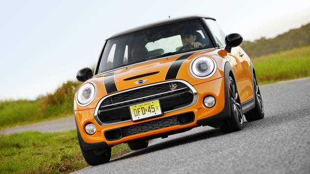 Moldura cromada da grade agora faz a volta pelo para-choque | <a href="https://quatrorodas.abril.com.br/carros/impressoes/mini-cooper-s-779912.shtml" rel="migration">Leia mais</a> Moldura cromada da grade agora faz a volta pelo para-choque | <a href="https://quatrorodas.abril.com.br/carros/impressoes/mini-cooper-s-779912.shtml" rel="migration">Leia mais</a>