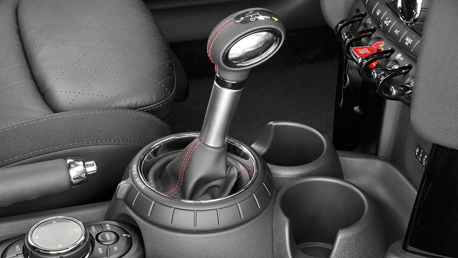 Bot&atilde;o girat&oacute;rio no console ajusta dire&ccedil;&atilde;o, c&acirc;mbio e motor | <a href="https://quatrorodas.abril.com.br/carros/impressoes/mini-cooper-s-779912.shtml" rel="migration">Leia mais</a>