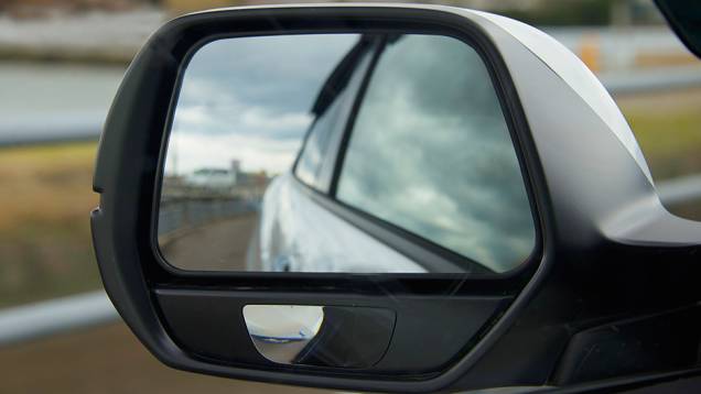 Espelho inferior mostra roda dianteira | <a href="https://quatrorodas.abril.com.br/carros/impressoes/honda-vezel-777550.shtml" rel="migration">Leia mais</a> Espelho inferior mostra roda dianteira | <a href="https://quatrorodas.abril.com.br/carros/impressoes/honda-vezel-777550.shtml" rel="migration">Leia mais</a>