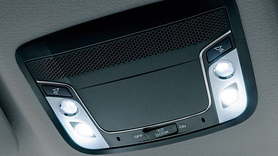 H&aacute; luzes de leitura individuais no teto | <a href="https://quatrorodas.abril.com.br/carros/impressoes/honda-vezel-777550.shtml" rel="migration">Leia mais</a>