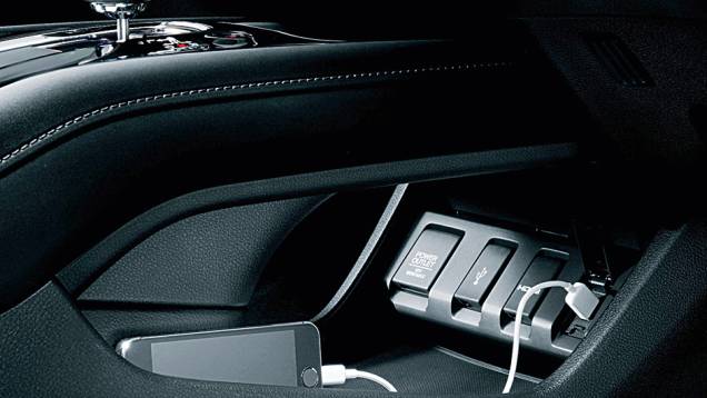 Além de bonito, console flutuante é útil | <a href="https://quatrorodas.abril.com.br/carros/impressoes/honda-vezel-777550.shtml" rel="migration">Leia mais</a>