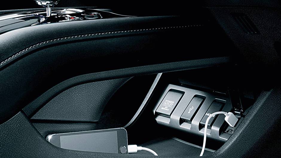 Al&eacute;m de bonito, console flutuante &eacute; &uacute;til | <a href="https://quatrorodas.abril.com.br/carros/impressoes/honda-vezel-777550.shtml" rel="migration">Leia mais</a>