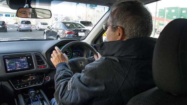 Versão japonesa tem direção mais dura que o padrão dos carros da Honda no Brasil | <a href="https://quatrorodas.abril.com.br/carros/impressoes/honda-vezel-777550.shtml" rel="migration">Leia mais</a>