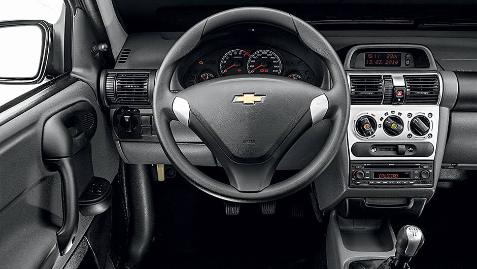 Moldura prateada e tela no centro painel | <a href="https://quatrorodas.abril.com.br/carros/impressoes/chevrolet-classic-advantage-1-0-780914.shtml" rel="migration">Leia mais</a>