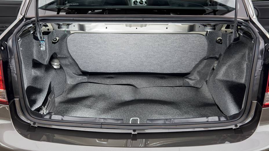 Porta-malas: piso irregular e 390 litros | <a href="http://quatrorodas.abril.com.br/carros/impressoes/chevrolet-classic-advantage-1-0-780914.shtml" rel="migration">Leia mais</a>