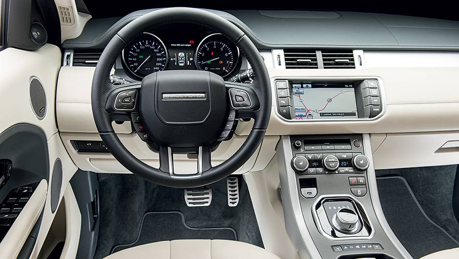 Volante multifuncional tem 17 bot&otilde;es | <a href="https://quatrorodas.abril.com.br/carros/impressoes/land-rover-evoque-9-marchas-783152.shtml" rel="migration">Leia mais</a>