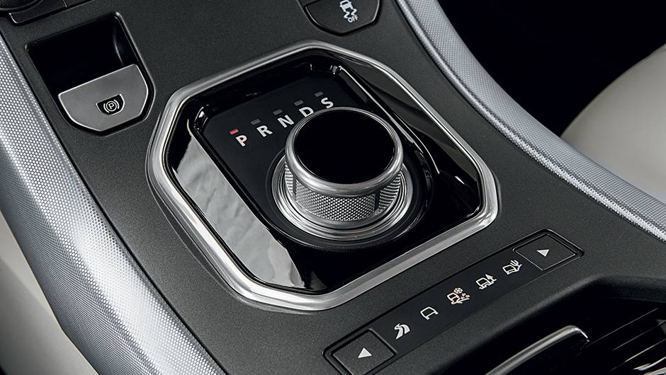  com indica&ccedil;&atilde;o de marcha no painel | <a href="https://quatrorodas.abril.com.br/carros/impressoes/land-rover-evoque-9-marchas-783152.shtml" rel="migration">Leia mais</a>