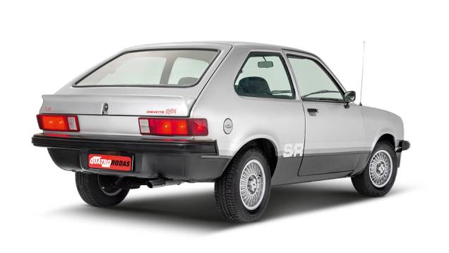 O aerofólio era o destaque na traseira do S/R | <a href="https://quatrorodas.abril.com.br/carros/classicos-brasileiros/chevrolet-chevette-s-r-782545.shtml" rel="migration">Leia mais</a>