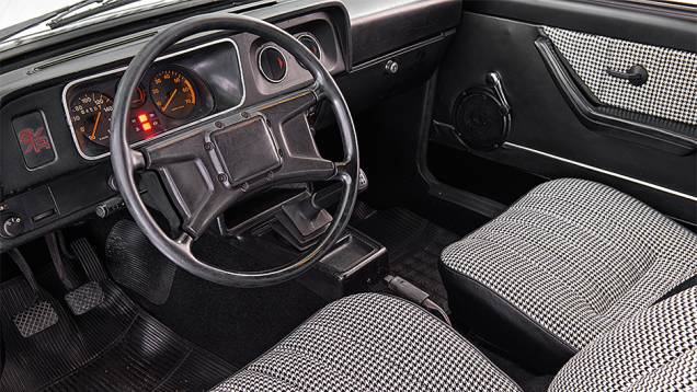 A forração de bancos e portas era exclusiva da versão | <a href="https://quatrorodas.abril.com.br/carros/classicos-brasileiros/chevrolet-chevette-s-r-782545.shtml" rel="migration">Leia mais</a> A forração de bancos e portas era exclusiva da versão | <a href="https://quatrorodas.abril.com.br/carros/classicos-brasileiros/chevrolet-chevette-s-r-782545.shtml" rel="migration">Leia mais</a>