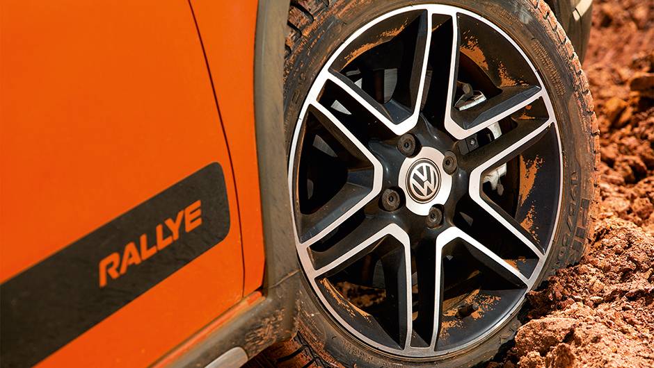 A roda de liga leve modelo torino &eacute; oferecida como opcional | <a href="https://quatrorodas.abril.com.br/carros/testes/volkswagen-gol-rallye-782379.shtml" rel="migration">Leia mais</a>