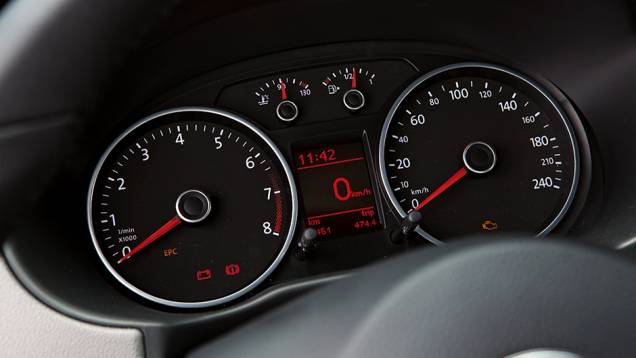 Painel tem indicador de troca de marchas | <a href="https://quatrorodas.abril.com.br/carros/testes/volkswagen-gol-rallye-782379.shtml" rel="migration">Leia mais</a> Painel tem indicador de troca de marchas | <a href="https://quatrorodas.abril.com.br/carros/testes/volkswagen-gol-rallye-782379.shtml" rel="migration">Leia mais</a>