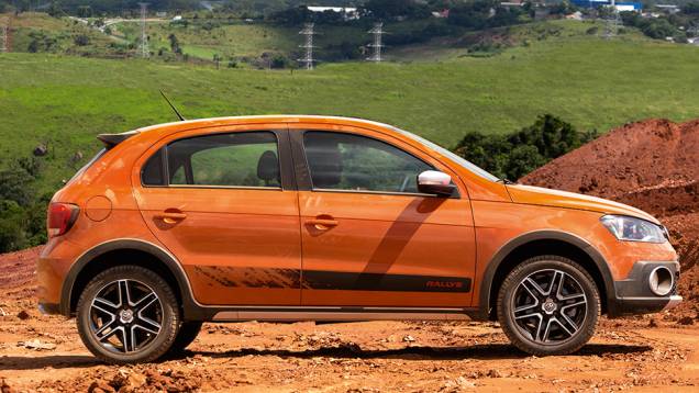 Versão off-road tem suspensão 23 mm mais alta que a dos outros Gol | <a href="https://quatrorodas.abril.com.br/carros/testes/volkswagen-gol-rallye-782379.shtml" rel="migration">Leia mais</a>