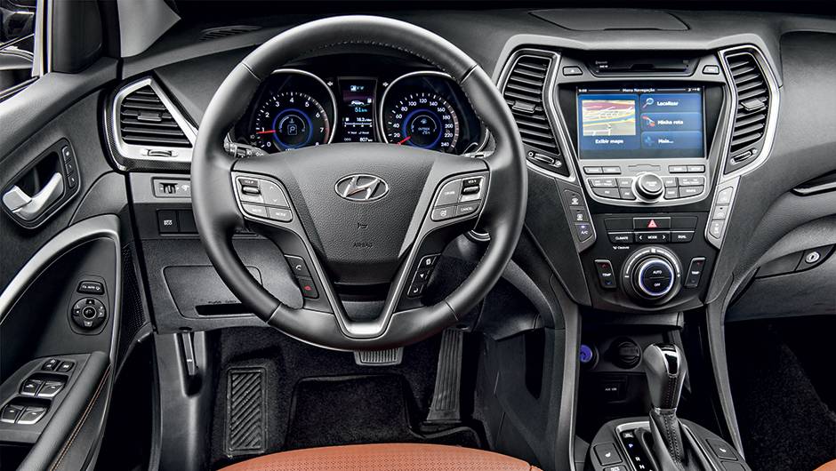 Central multim&iacute;dia avisa sobre os limites legais de velocidade | <a href="https://quatrorodas.abril.com.br/carros/testes/hyundai-grand-santa-fe-782547.shtml" rel="migration">Leia mais</a>